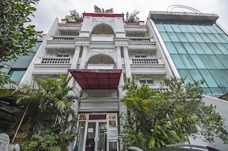 レッドドアーズ プラス アット グントゥール ラヤ セティアブディ