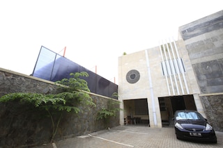 レッドドアーズ、チランダク タウン スクエア近く