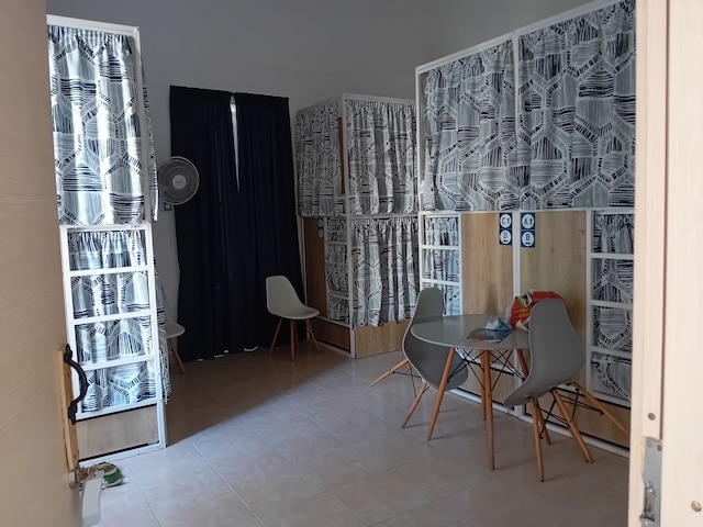 フォロー ザ サン ブティック ホステル - プール, ブレックファスト & シー ビューズ