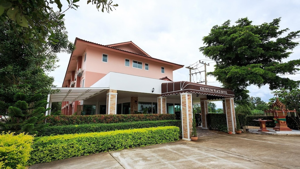 3.Khunyuw Hotel