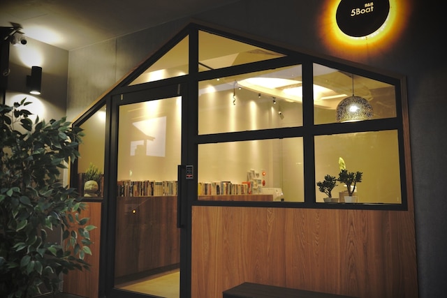 サン ムーン レイク 5 ボート B&B (日月潭五船民宿)