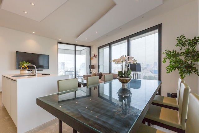 ホワイト シティ タワー