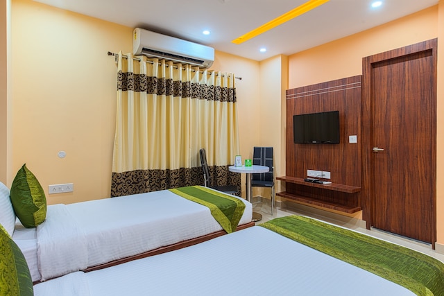 ツリーボー グローブ インターナショナル ニア カリガート マンディル