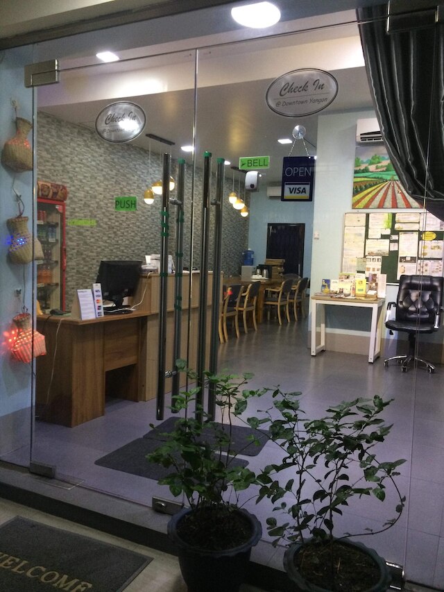 チェック イン アット ダウンタウン ヤンゴン