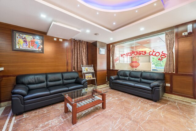 トリーボ アクシャヤ ラルバーグ イン