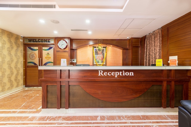 トリーボ アクシャヤ ラルバーグ イン