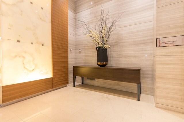 グランド ロイヤル コンドズ - CN タワー