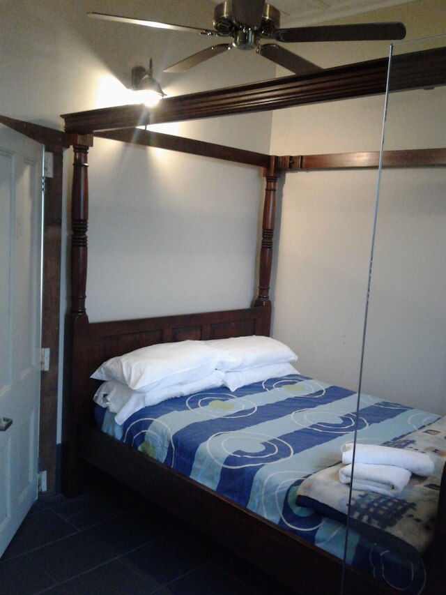 シューターズ サルーン バー ホテル & キャビンズ