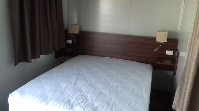 シューターズ サルーン バー ホテル & キャビンズ