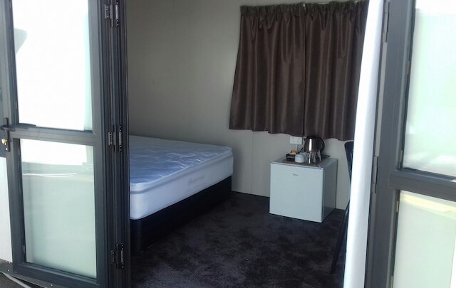 シューターズ サルーン バー ホテル & キャビンズ