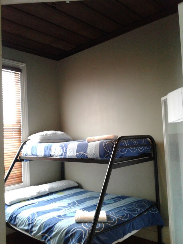 シューターズ サルーン バー ホテル & キャビンズ