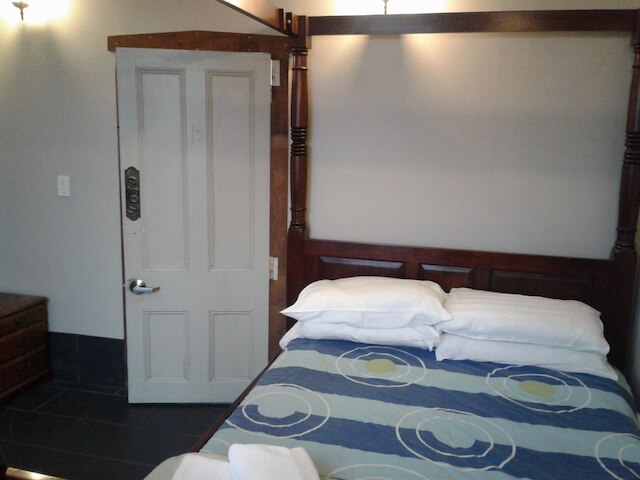 シューターズ サルーン バー ホテル & キャビンズ