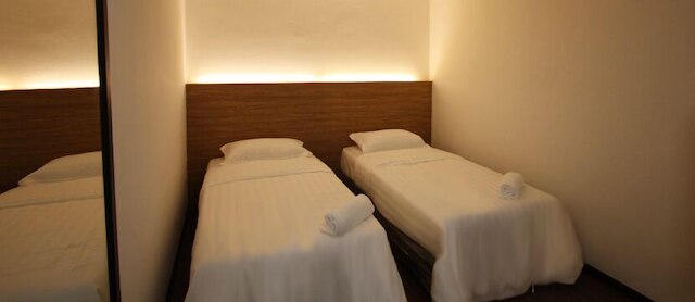 プレイス 2 ステイ - オポジット ヒルトン