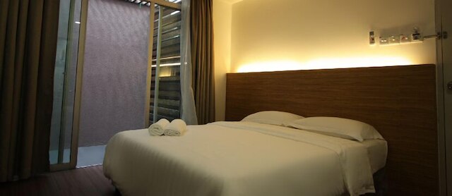 プレイス 2 ステイ - オポジット ヒルトン