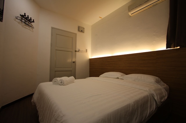 プレイス 2 ステイ - オポジット ヒルトン