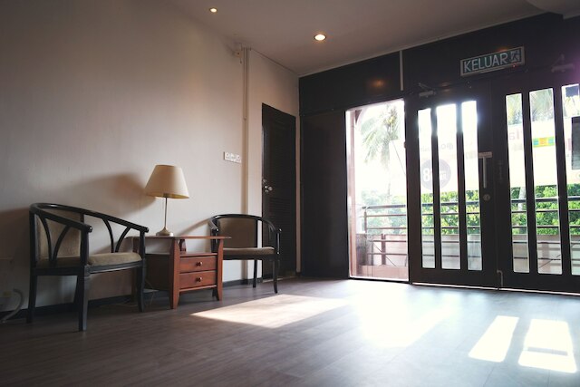 プレイス 2 ステイ - オポジット ヒルトン