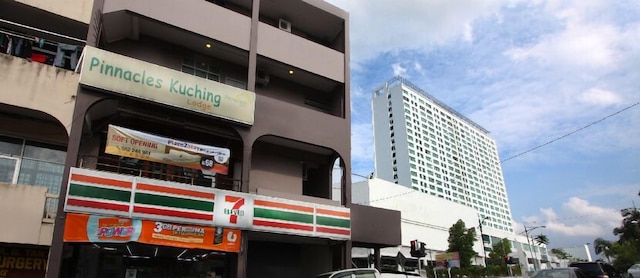 プレイス 2 ステイ - オポジット ヒルトン