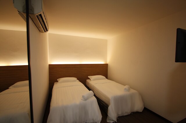 プレイス 2 ステイ - オポジット ヒルトン