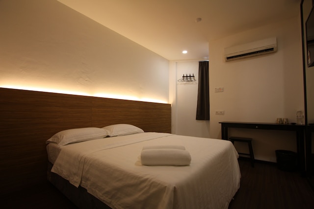 プレイス 2 ステイ - オポジット ヒルトン