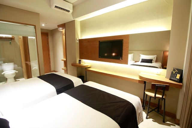 イエロー スター アンバルクモ ホテル