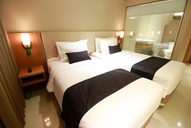 イエロー スター アンバルクモ ホテル