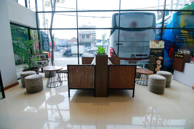 イエロー スター アンバルクモ ホテル