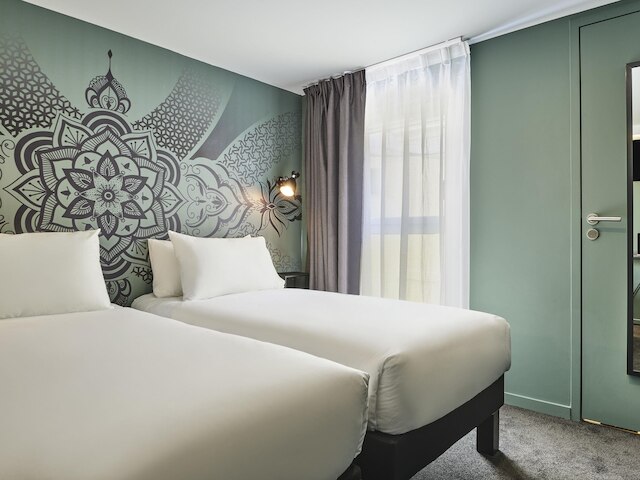 イビス スタイルズ パリ ガール ドゥ レスト マジェンタ