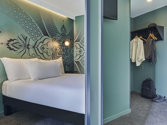 イビス スタイルズ パリ ガール ドゥ レスト マジェンタ