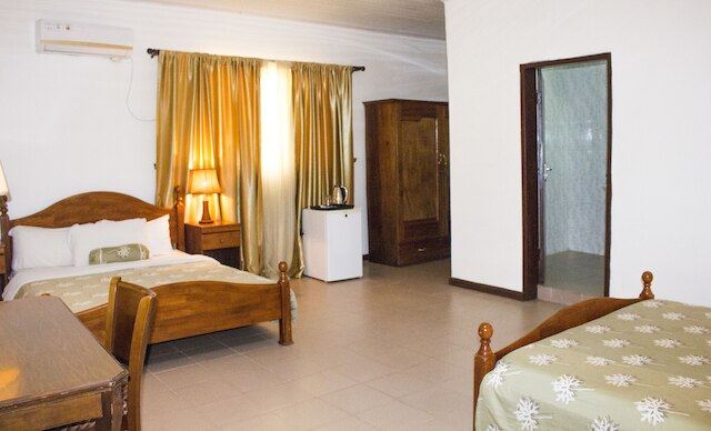 エンバシー スイーツ ホテルズ & レストラン