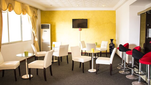 エンバシー スイーツ ホテルズ & レストラン