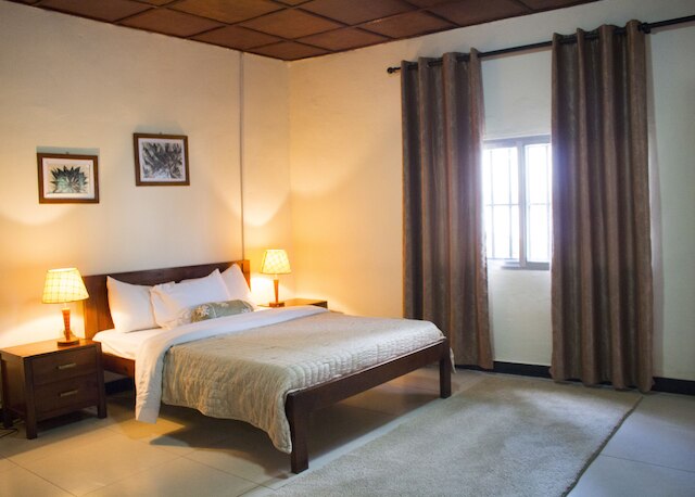 エンバシー スイーツ ホテルズ & レストラン