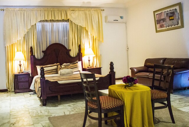 エンバシー スイーツ ホテルズ & レストラン