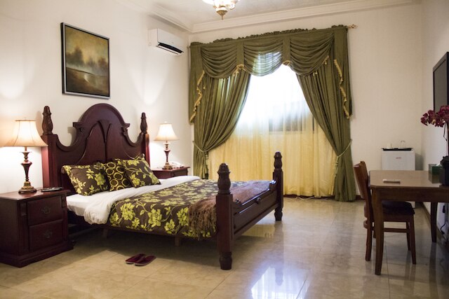 エンバシー スイーツ ホテルズ & レストラン