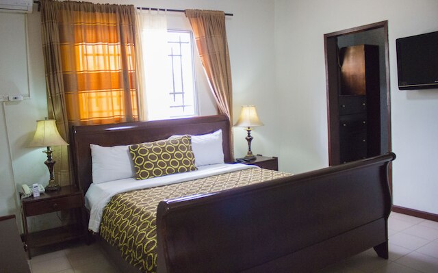 エンバシー スイーツ ホテルズ & レストラン