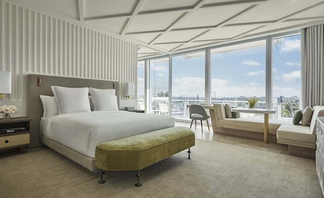 フォー シーズンズ ホテル アット ザ サーフ クラブ