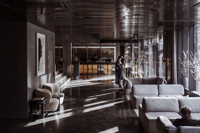 アット シックス