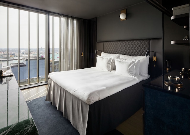 アット シックス