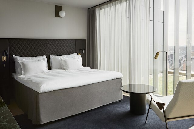 アット シックス