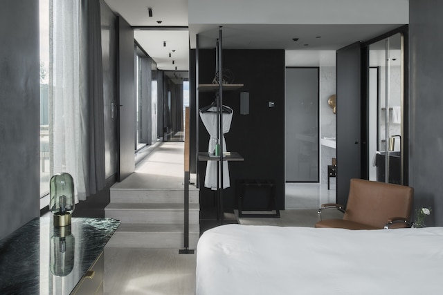 アット シックス