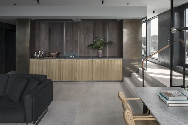 アット シックス