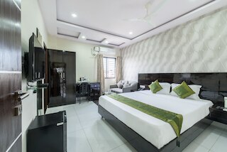 トリーボ グリーンウッドプレミアスイーツ、オールドエアポートロード