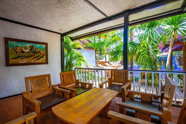 ギリ・サンズ・ホテル&バー