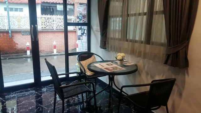 ザ キューブ サトーン ブティック