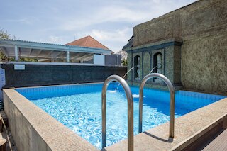 レッドドアーズ @ セマラ ビーチ サンライズ