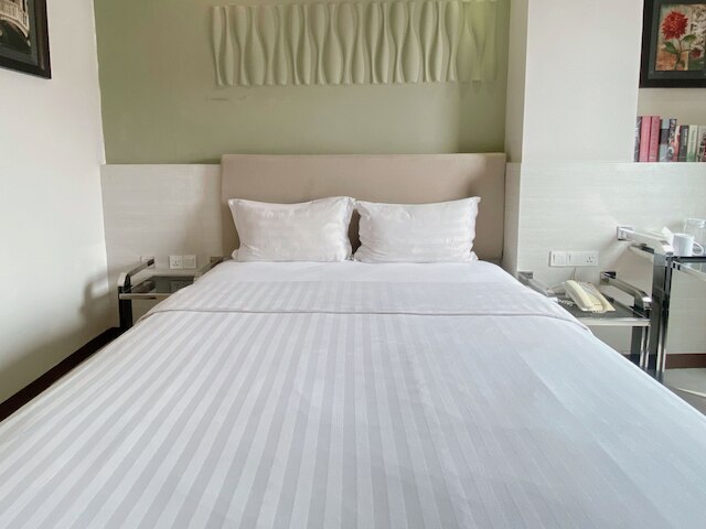 バース ライト ホテル ガジャ マダ