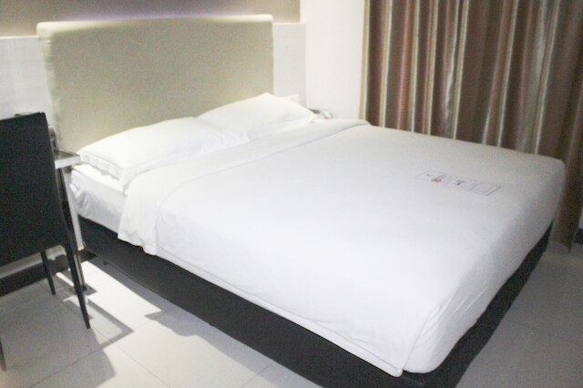 バース ライト ホテル ガジャ マダ