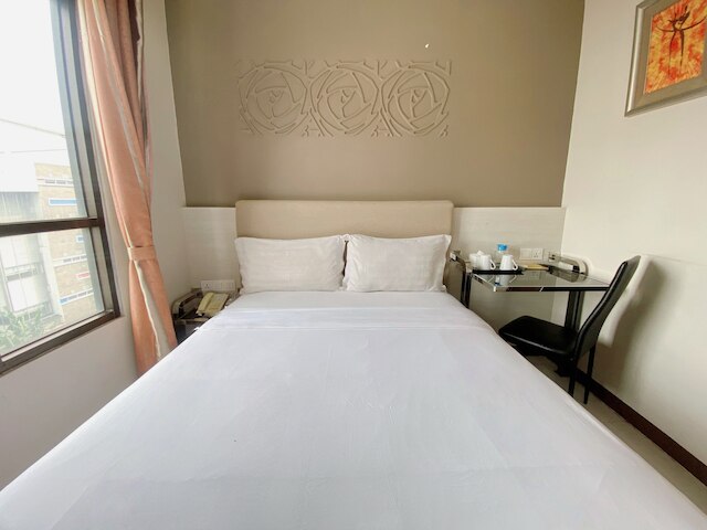 バース ライト ホテル ガジャ マダ