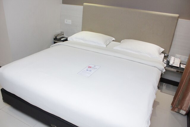 バース ライト ホテル ガジャ マダ