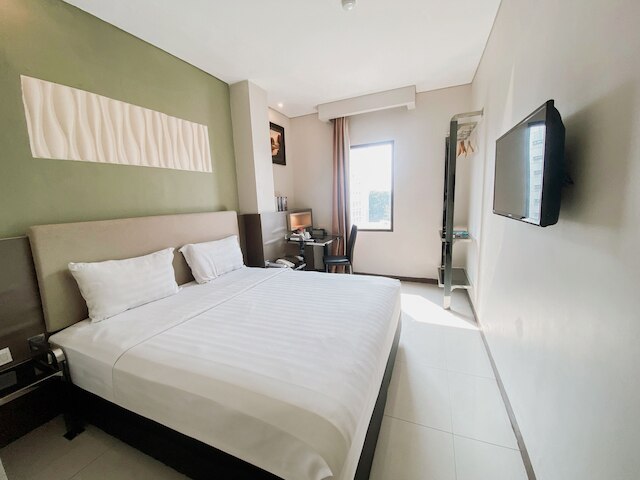 バース ライト ホテル ガジャ マダ