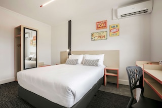 ナイトキャップ アット キャンプ ヒル ホテル